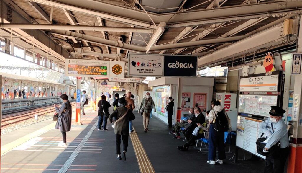 春日部駅プラットホームのベンチ